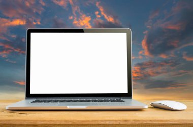 Kavramsal çalışma alanı, tablo boş ekran ile dizüstü bilgisayar.