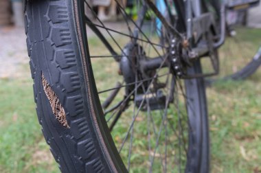 Lastik tatili, şişme, tehlike sinyalleri, lastik değiştirme vakti uyarı.