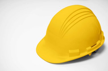 İzole sarı kask. Beyaz arka plan, sarı hat için işçi ve toprak taşıma operatörleri.