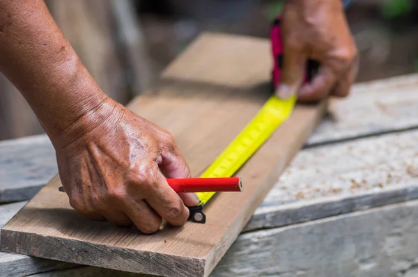 Nastro Misurazione Mano Falegname Con Matita Sul Posto Lavoro — Foto Stock