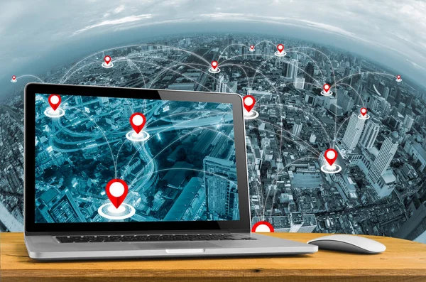 Laptop Computer Mit Kartenstift Über Stadtbild Und Netzwerkverbindungskonzept — Stockfoto