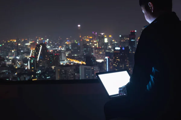Empresário Asiático Sentar Usar Laptops Noite Com Cenários Arranha Céus — Fotografia de Stock