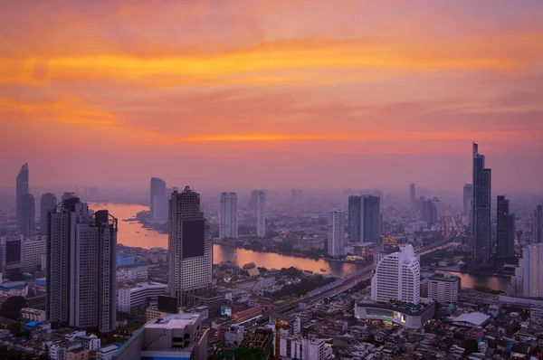 曼谷景观与摩天大楼在商业区曼谷泰国在黄昏 — 图库照片