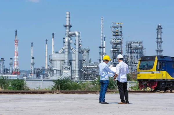 Ingeniero Con Casco Blanco Pie Sobre Fondo Refinería —  Fotos de Stock