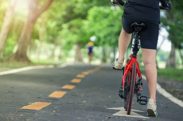 Achter Aziatische Vrouwen Fietsers Gehandschoende Hand Aan Het Stuur Van — Stockfoto