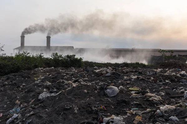 Ατμοσφαιρική Ρύπανση Μαύρο Καπνό Από Καμινάδες Και Βιομηχανικά Απόβλητα — Φωτογραφία Αρχείου