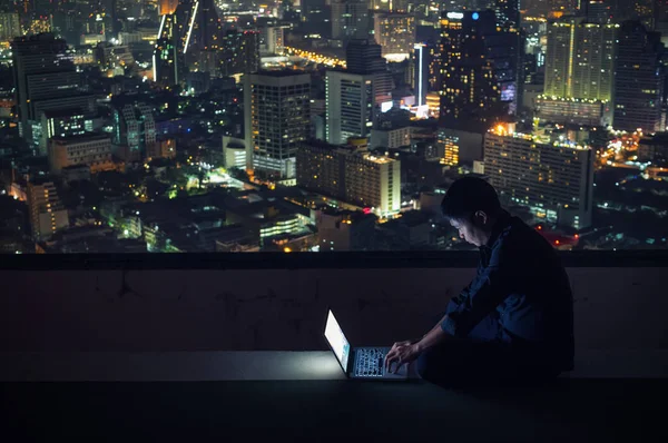 Hombre Negocios Asiático Sentarse Usar Computadoras Portátiles Noche Con Telones —  Fotos de Stock