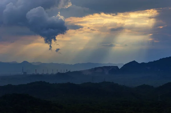 Regensturm Über Den Kohlebergwerken Mae Moh Lampang Thailand — Stockfoto