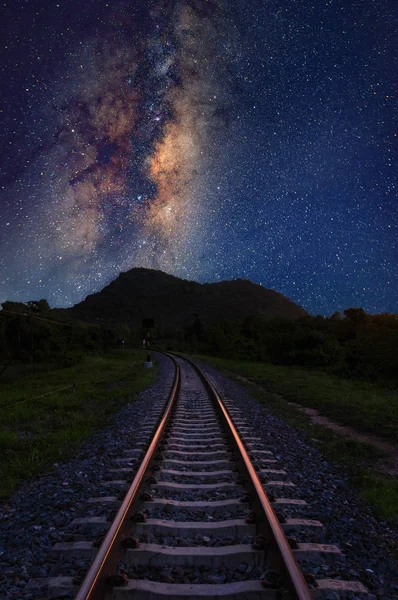 垂直银河星系星和空间尘土在宇宙以铁路前景 长的速度曝光 — 图库照片