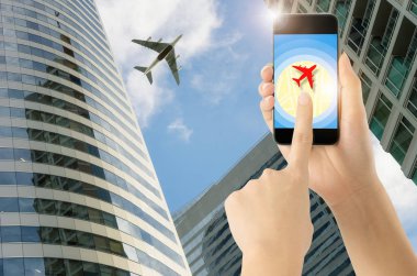 Dokunmatik ekran akıllı telefonda Gps navigasyon yön konumu harita kavramı ile uçak simgesi.