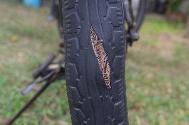 Lastik tatili, şişme, tehlike sinyalleri, lastik değiştirme vakti uyarı.