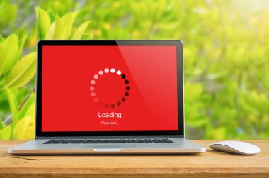 Yükleme çubuğu ile masada dizüstü yüklemek dijital ekranda göstergesi kavramı bekliyor.