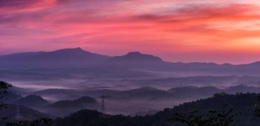 Canlı bulutlar ve sis, Mae Moh Lampang ile dağ üzerinde gökyüzü güzel gündoğumu.