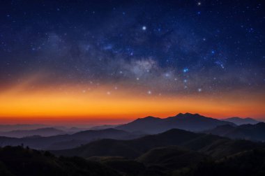 Dağ manzarası, Nern Chang Suek dağ, Pilok Kanchanaburi üzerinde Samanyolu.