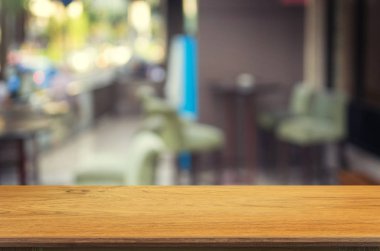 Boş ahşap masa ve bulanık kahvehane iç arka plan için ürün görüntü montaj, bokeh görüntüsü ile montaj için kullanılabilir veya ürün görüntüleme