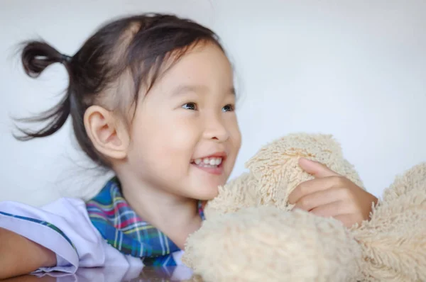 Szczęśliwy Słodkie Azjatki Małe Dziecko Siedzi Przy Stole Kolorowe Zabawki — Zdjęcie stockowe