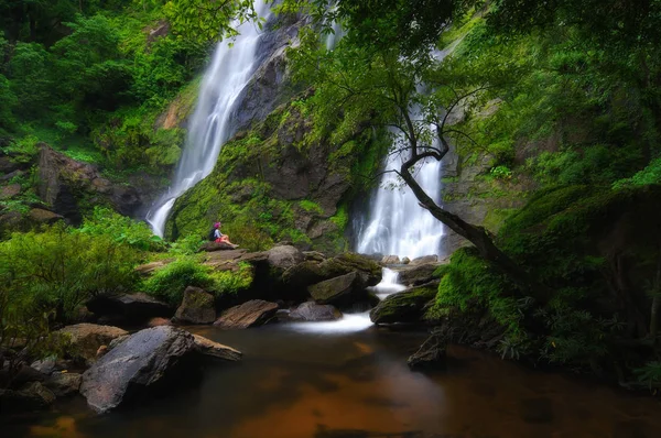 Backpacker Assis Dans Cascade Khlong Lan Cascade Était Dernière Cascade — Photo