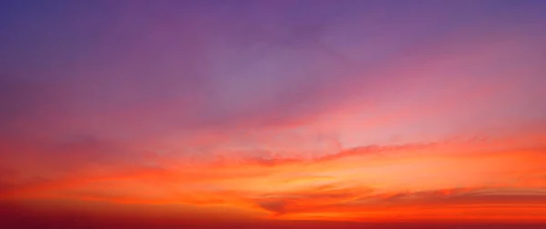 Akşam Güzel Gökyüzü Arka Plan Dramatik Renkleri — Stok fotoğraf