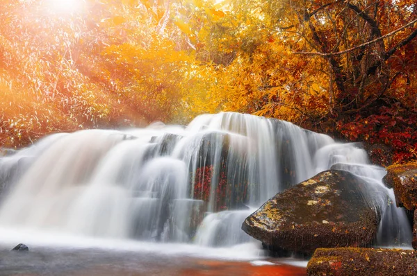 Man Daeng Waterval Waterval Met Herfst Kleurverandering Mooie Natuur — Stockfoto