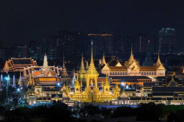 En iyi Kral Bhumibol Adulyadejaadej Royal cenaze ateşinde Sanam Luang Bangkok, alacakaranlık arka plan ile sitenin inşaat Tayland Sarayı görülmektedir.