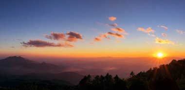 Güzel günbatımı gökyüzü ve bulutlar dağ sis ile üzerinden. Chiang Mai, Tayland Doi Inthanon Milli Parkı.