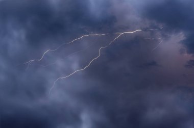 bulutlar ve fırtına ve gök gürültüsü Lightning'ler.