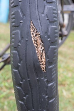 Lastik tatili, şişme, tehlike sinyalleri, lastik değiştirme vakti uyarı.