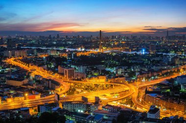 Trafik Arun Amarin kavşak Rama VIII Bridge ile gündoğumu, Bangkok, Tayland için havadan görünümü.