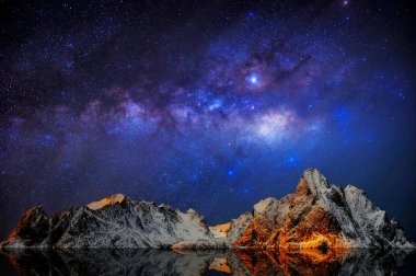 Samanyolu dağ manzarası, Reine köyü Lofoten Adaları Norveç'in üzerinde.
