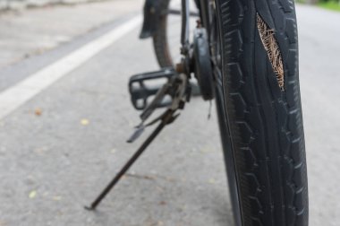 Lastik tatili, şişme, tehlike sinyalleri, lastik değiştirme vakti uyarı.