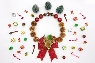 Noel hediye kutusu, çam ağacı, kozalaklı koni, Noel top, Noel çelenk, yeni yıl iç ve tatil dekorasyon yukarıdan beyaz arka plan. Düz yatıyordu stili.