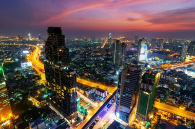Bangkok Bangkok Tayland alacakaranlıkta iş bölgesinde gökdelen manzaralı.