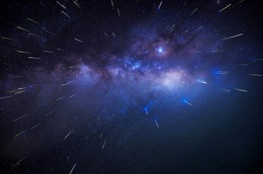 Samanyolu ve Meteor yağmuru gece, uzun hız pozlama detay. 