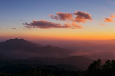 Güzel günbatımı gökyüzü ve bulutlar dağ sis ile üzerinden. Chiang Mai, Tayland Doi Inthanon Milli Parkı.