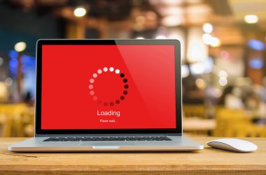 Yükleme çubuğu ile masada dizüstü yüklemek dijital ekranda göstergesi kavramı bekliyor.