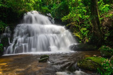Adam Daeng şelale, şelale ile sonbahar renk değiştirmek güzel doğa.