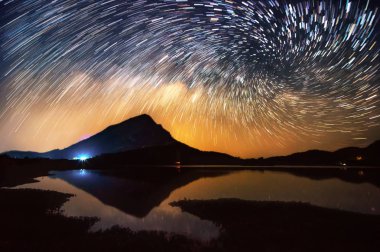 Samanyolu yukarıda rezervuar ISU, Lam Kanchanaburi, Tayland.