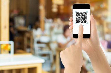 Alışveriş online, beyaz ekranda gerçekçi Qr kod ile ödeme ödemek barkod tarama için mobil uygulama kullanarak kavramı teknoloji.