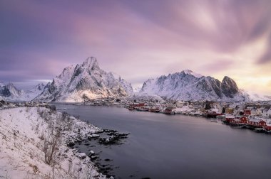 Reine Lofoten Adaları Norveç'in kış zamanında köyde