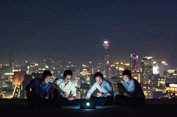 Grupo Negocios Asiáticos Trajes Casuales Utilizando Teléfono Inteligente Tableta Portátil — Foto de Stock