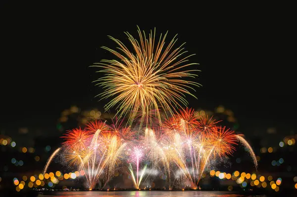 ぼかしぼかしライトでお祝いのための美しい花火大会 — ストック写真