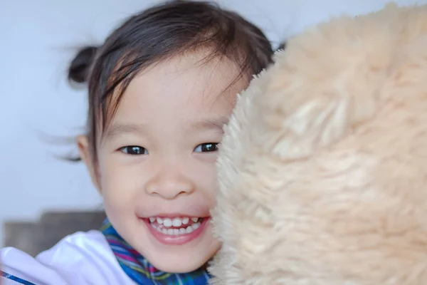 Joyeux Mignon Asiatique Petit Enfant Assis Table Jouer Avec Coloré — Photo