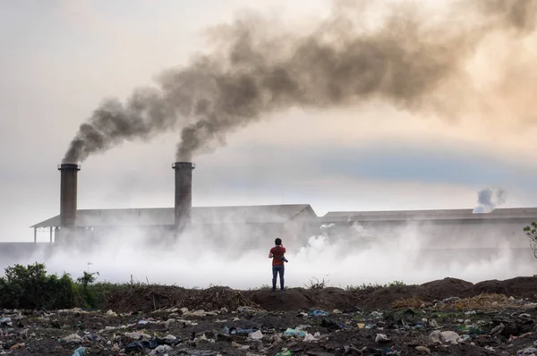 Luftföroreningar Med Svart Rök Från Skorstenar Och Industriavfall — Stockfoto