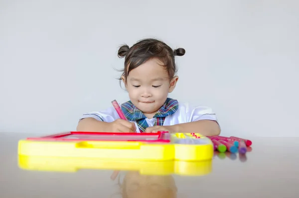 Joyeux Mignon Asiatique Petit Enfant Assis Table Jouer Avec Coloré — Photo