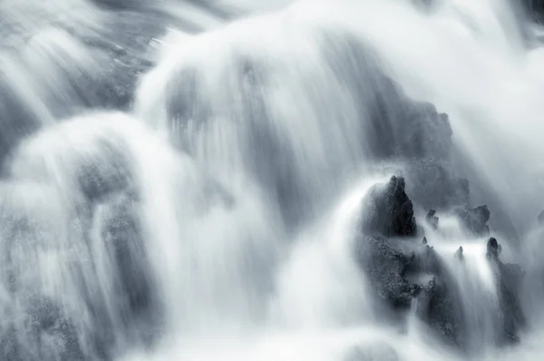 Fluxo Bonito Fluindo Movimento Longa Exposição Tiro Uma Cachoeira Fundo — Fotografia de Stock