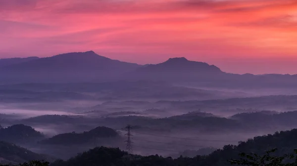 Bella Alba Con Nuvole Vivide Cielo Sopra Montagna Con Nebbia — Foto Stock