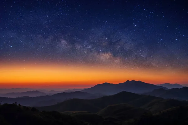 Vintergatan Över Bergslandskap Nern Chang Suek Berg Pilok Kanchanaburi — Stockfoto