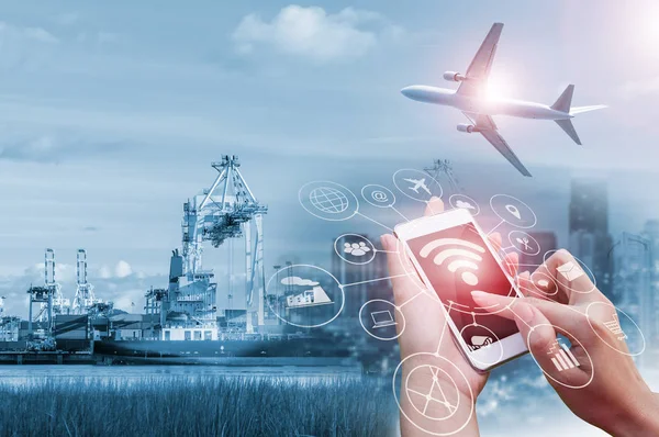 Çift Pozlama işadamı holding Smartphone, kavram iletişim ağ dijital teknoloji yolu ile internet radyo.