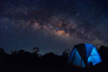 Samanyolu yıldız ve ön planda, Aile Kuzey Tayland, Lampang kamp çadırı.