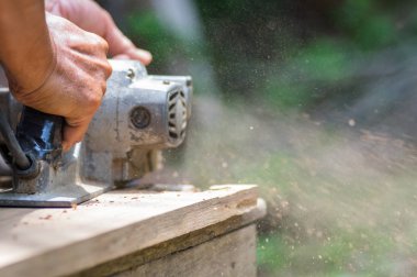 Makine zımpara, marangoz ahşap yumuşatmak için bir cilalama makinesi kullanır. Yumuşak odak.